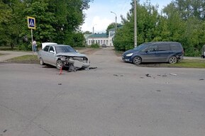 В Балаково столкнулись иномарка и отечественная легковушка: 11-летняя девочка в больнице 