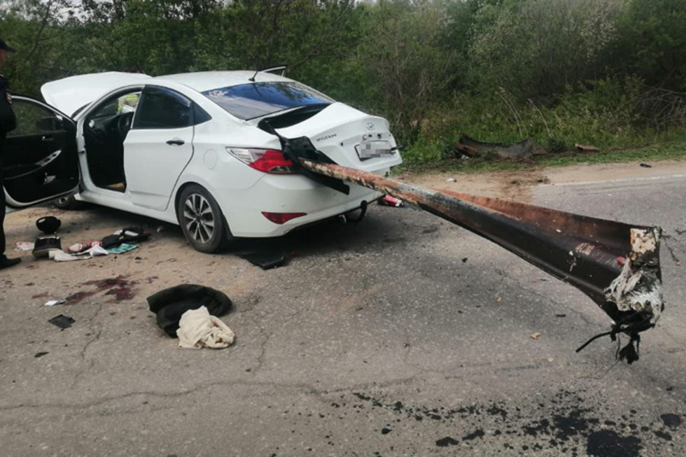 У села Алексеевка отбойник насквозь пробил иномарку: госпитализирована 28-летняя пассажирка