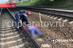 В Кировском районе мужчина разбился насмерть при падении с моста на железнодорожные пути
