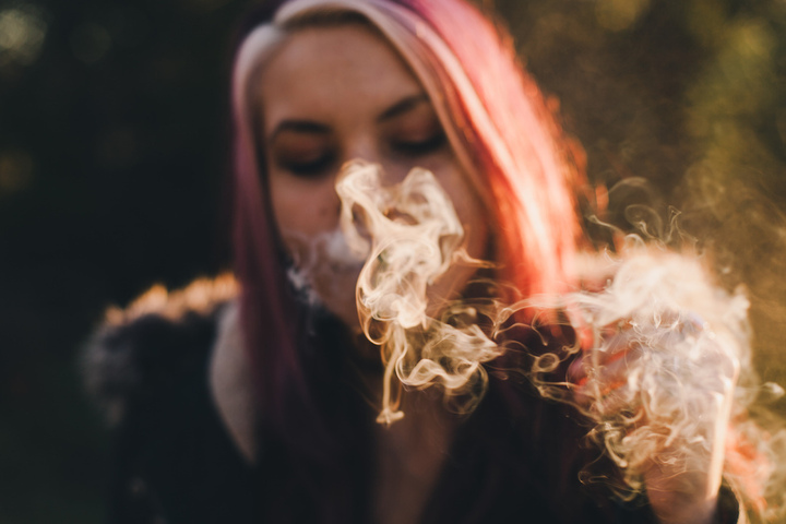 Стало известно, сколько в регионе живет «дымящих» женщин и какое место в стране область занимает по числу курильщиков
