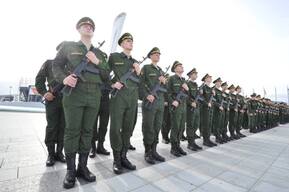 Госдума и Совет Федерации за один день приняли закон об отмене возрастной планки для желающих служить в армии по контракту