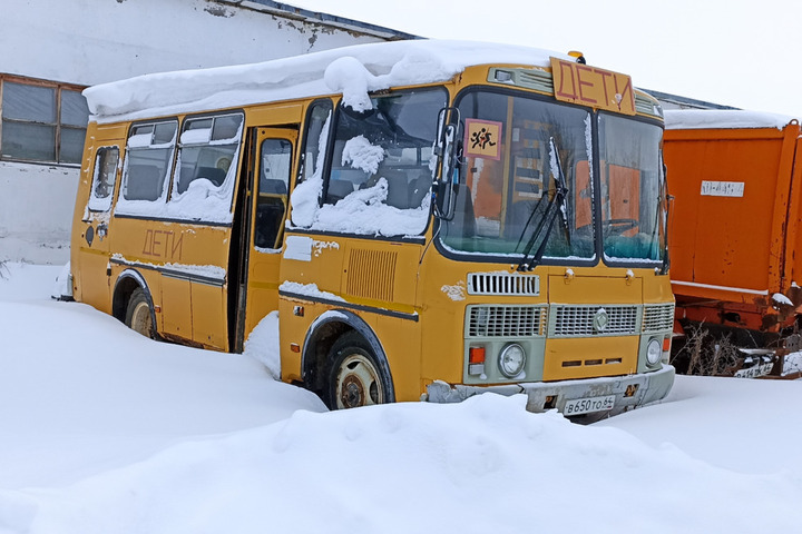 Районная администрация выставила на продажу за 0 рублей школьный автобус и грузовики