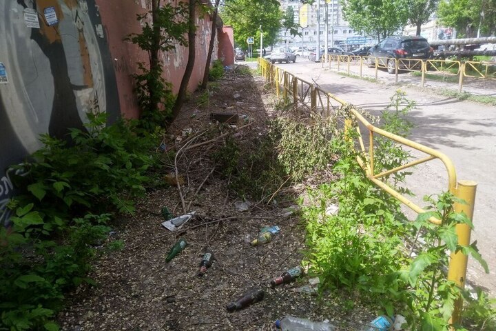 Чиновники отказали саратовцам в просьбе снести бесполезный забор на Новоузенской, но пообещали убраться