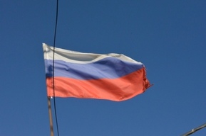 Чтобы школьные занятия могли начинаться с поднятия флага, власти потратят миллиард рублей