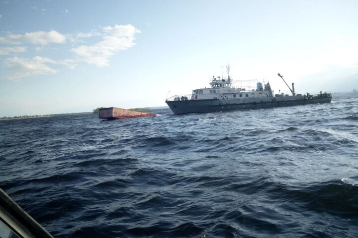 Саратовцы обратили внимание на полузатопленный предмет, похожий на судно посреди Волги: в МЧС рассказали, что это