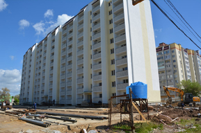Подрядчик по строительству двух домов в Энгельсе для переселенцев срывает сроки сдачи объектов: прокурор области объявил о проведении проверки