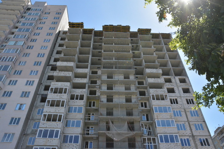 В Саратове построили только 15 из 19 этажей проблемного дома, на который выделили федеральные деньги (изначальный срок сдачи истекает завтра)
