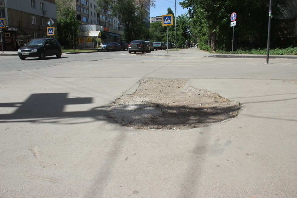 «Ребята, это же „володинские“ тротуары!»: жители Октябрьского района обнаружили две ямы на отремонтированных улицах