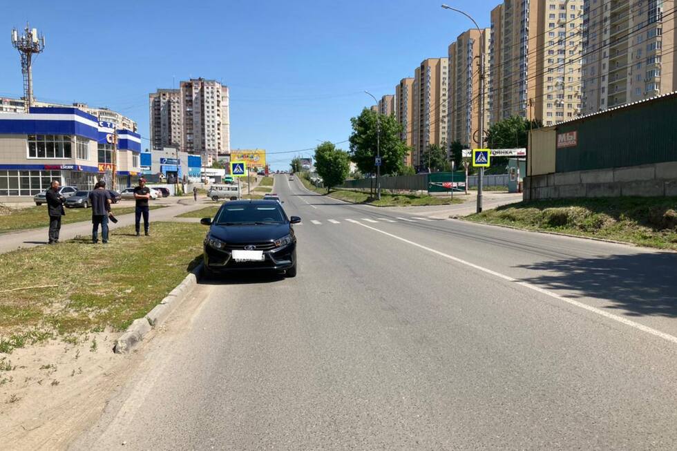 На улице Антонова водитель «Весты» сбил 30-летнюю женщину: она осталась без ступни