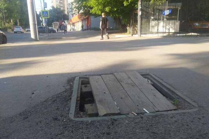 «Что за арт-объект?»: горожанина удивило отверстие в тротуаре на улице Рахова