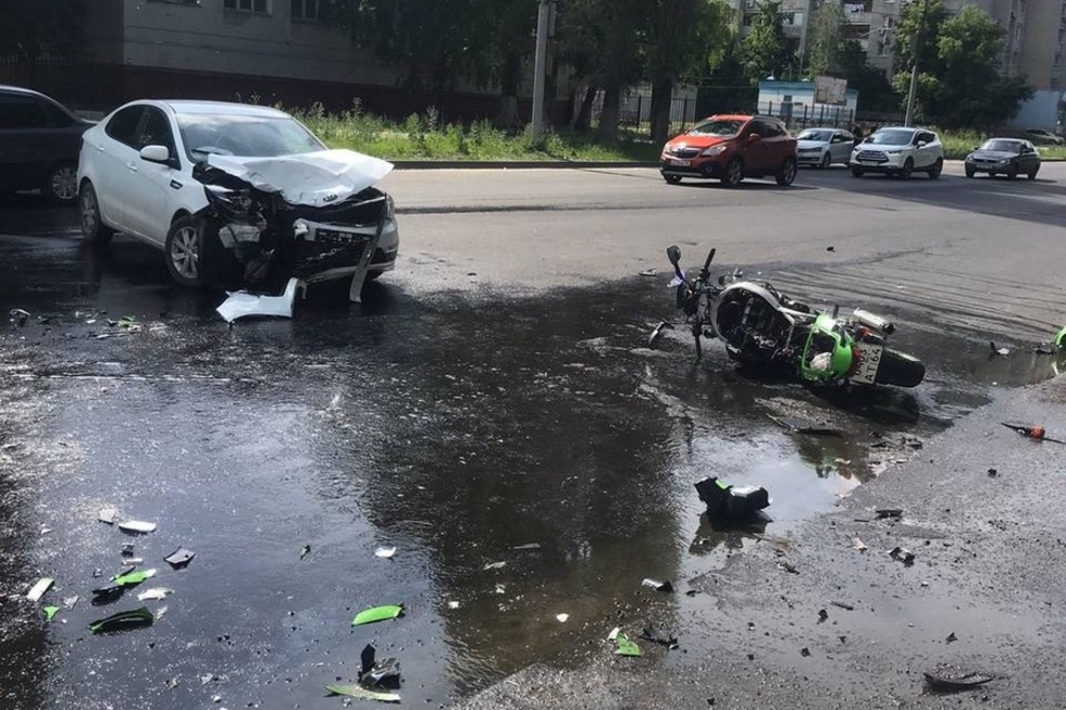 В Красном Текстильщике подросток на мотоцикле сбил восьмилетнего мальчика, в Заводском районе мотоциклист попал в больницу после столкновения с иномаркой