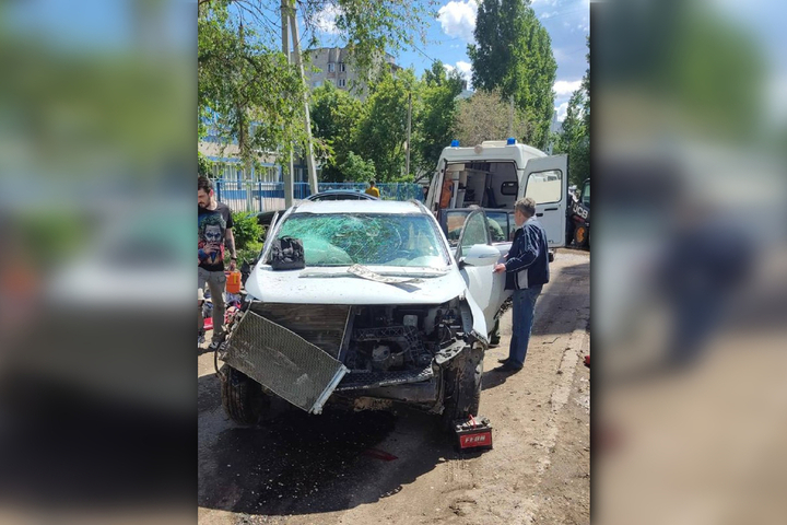 В Балаково иномарка наехала на тепловую камеру и перевернулась: водитель погиб на месте