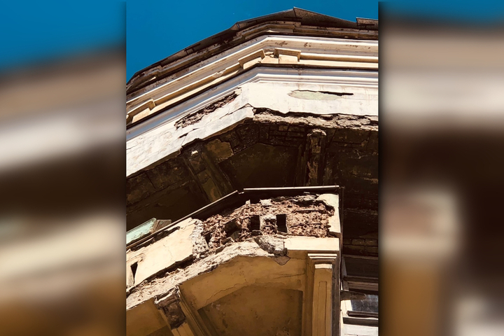 «Жителям — аккуратности, властям — внимание»: горожанин сообщил о разрушении балкона дома, который построили почти 85 лет назад