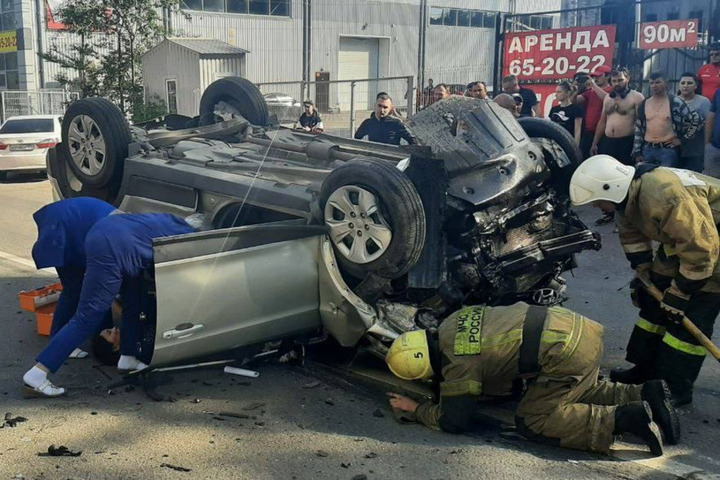 В Саратове произошло массовое ДТП: одно авто перевернулось на крышу
