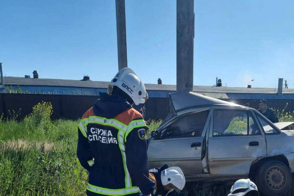 Утром в Балаково молодой водитель протаранил столб и погиб