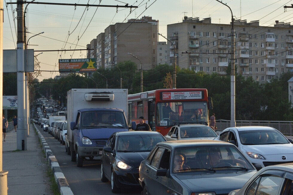 Энгельс последние. Пробка на мосту Саратов Энгельс. Перекрыли Саратовский мост. Чернышевский в Саратове. Новый мост Саратов.