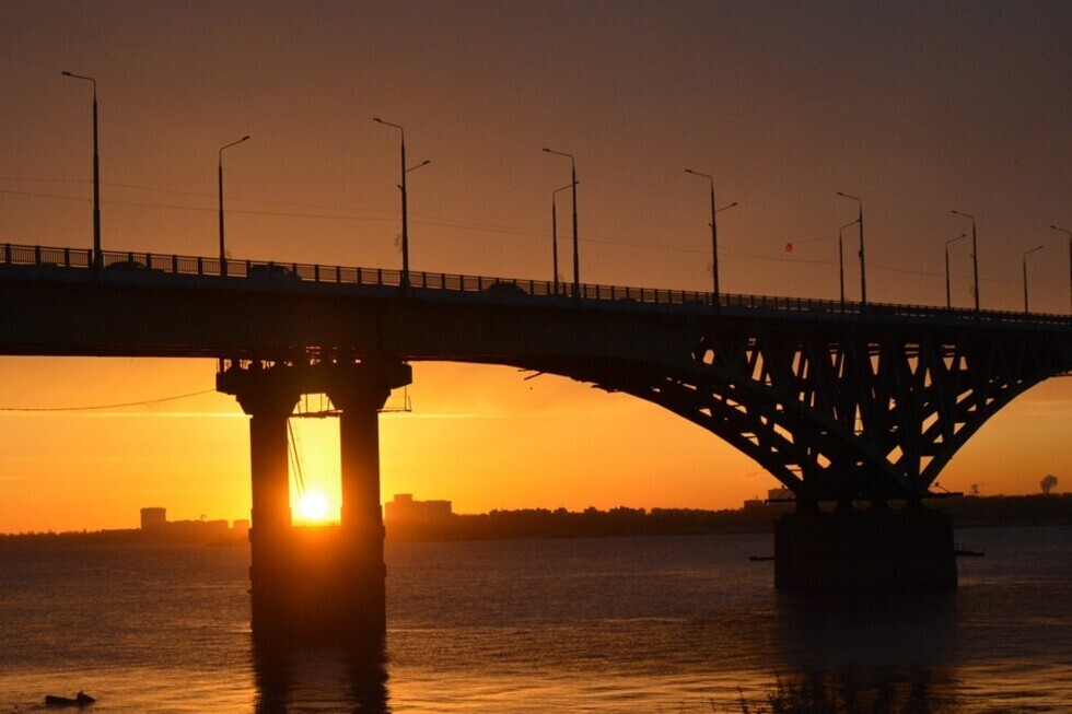 Саратовский ru. Мост Саратова на рассвете. Мост Саратов Энгельс рассвет. Саратовский мост 1990. Мост Саратов силуэт.