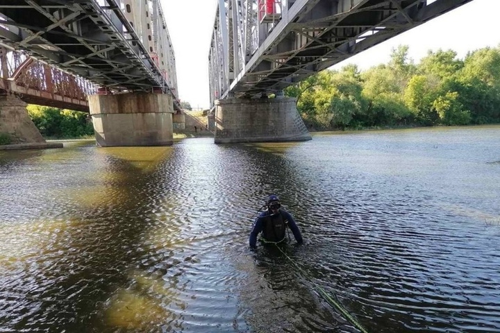 В Балашове молодой мужчина решил искупаться под мостом: его труп пришлось вылавливать водолазам