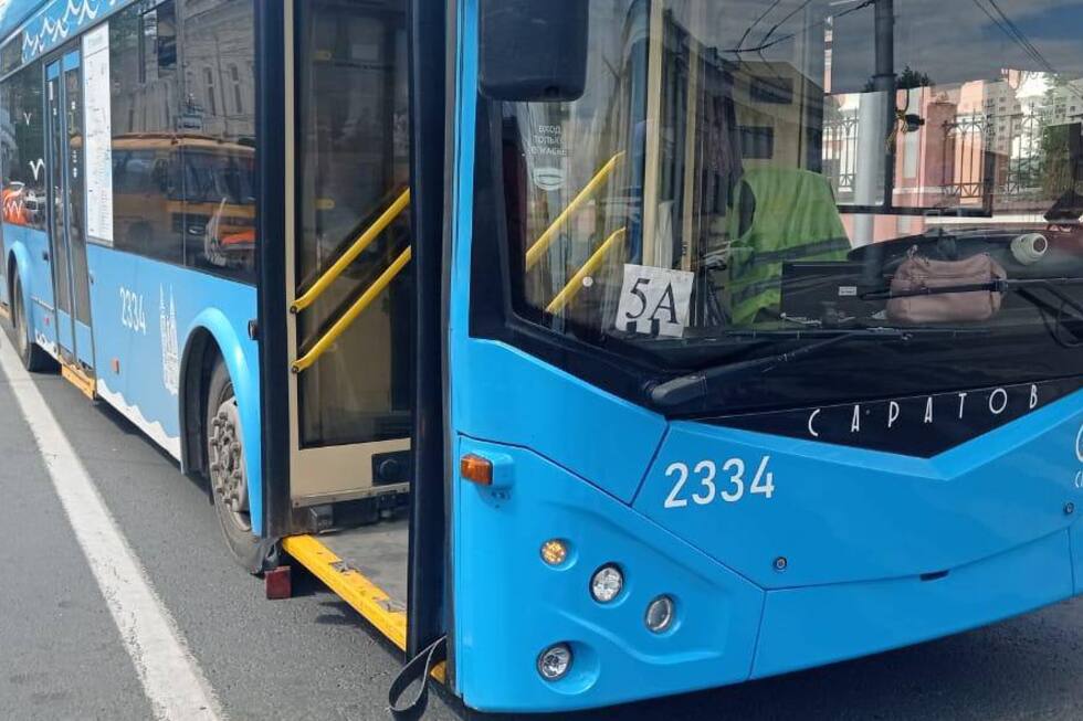 В Волжском районе немолодая пассажирка упала в салоне троллейбуса: её отправили в больницу