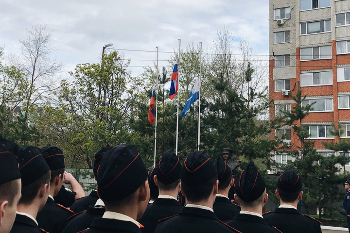 Стало известно, сколько миллионов рублей потратят в Саратовской области, чтобы занятия в школах начинались с поднятия флага