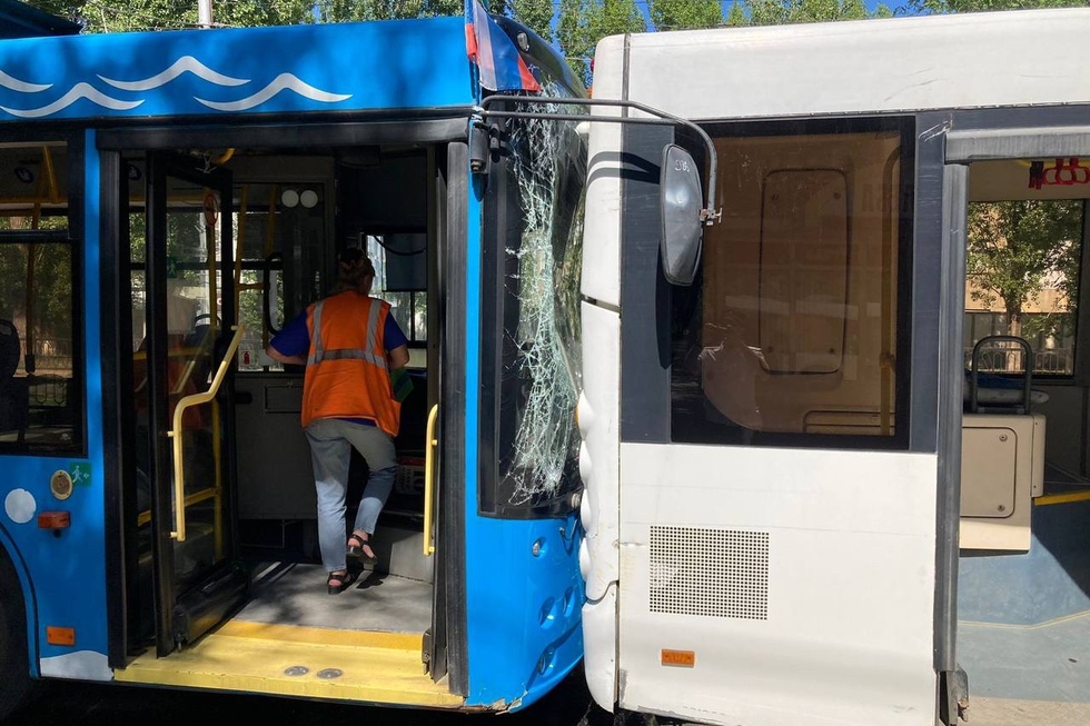 На проспекте 50 лет Октября столкнулись автобус и троллейбус: есть пострадавшая