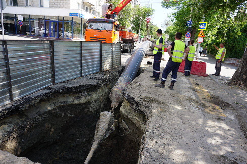 Реконструкция водопровода на улице Чернышевского. Коммунальщики просят водителей не ставить машины под запрещающими знаками