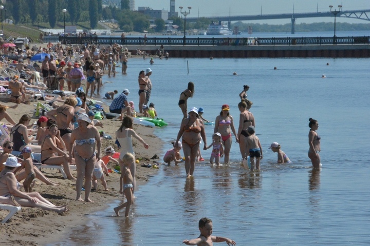 Сотни саратовцев открыли купальный сезон на новом пляже. Фоторепортаж