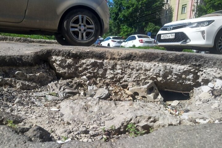 Глубокая яма на дороге в Кировском районе портит автомобили и шокирует пешеходов