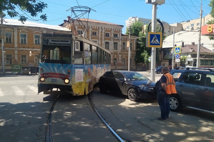 Припаркованная на пешеходном переходе иномарка остановила трамвайное движение в центре города