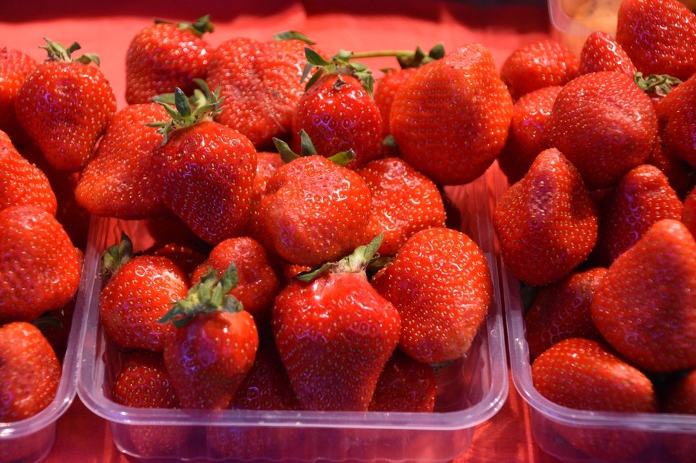 Чиновники рассказали, где жители и гости области смогут купить ягоду в предстоящую субботу