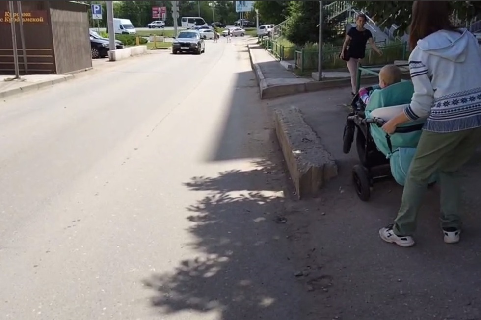 Саратовцы устали терпеть кошмарный тротуар и сняли видео, чтобы ткнуть главу Волжского района носом в многолетнюю проблему (вот, что у них получилось)