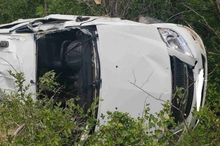 Из-за спущенного колеса у машины в ДТП скончались три женщины: бортом санавиации в Саратов доставили двух выживших детей и мужчину