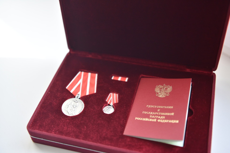 По указу президента РФ четыре медика из Саратовской области получат медали, а еще два — почетные звания