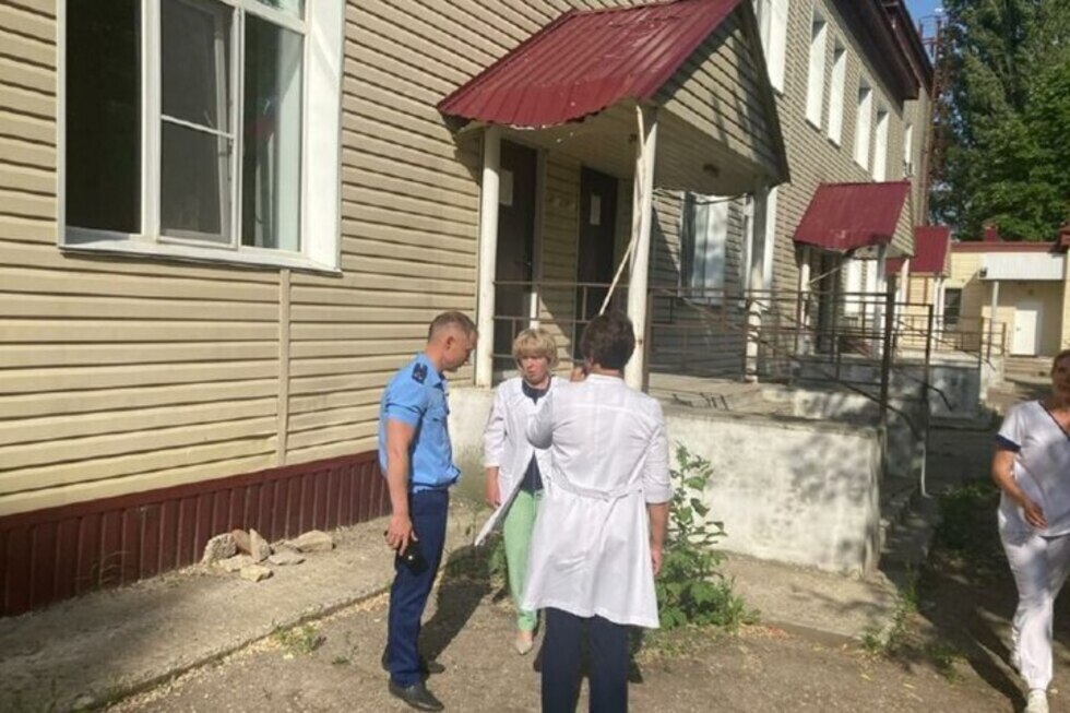 В прокуратуре рассказали, при каких обстоятельствах полуторагодовалая девочка выпала из окна второго этажа больницы Балаково