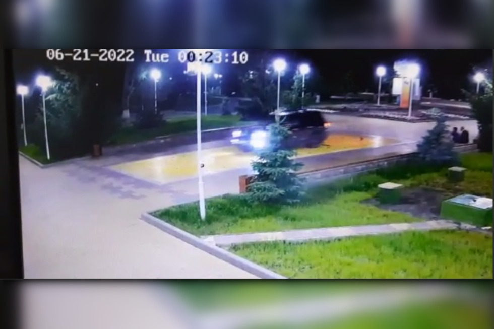 В Балашове ищут водителя черного внедорожника, который проехался по фонтану и сломал его (видео)