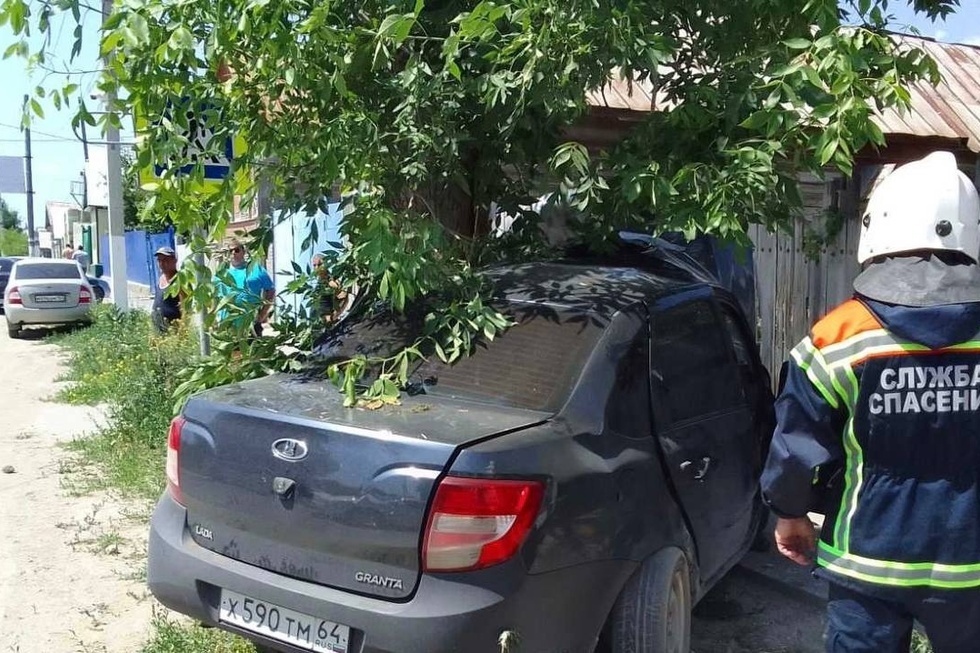 В Вольске отечественная легковушка протаранила дерево: двое погибли