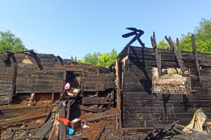 В Вольске сгорел частный дом, из которого успели выбежать женщина и семеро детей