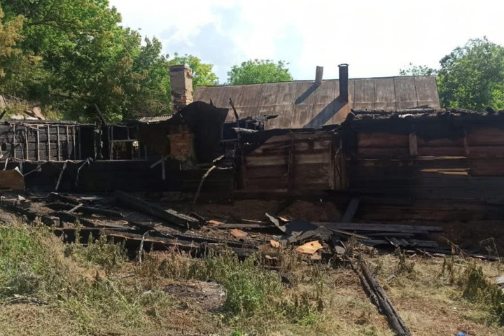 Пожар в доме с семью детьми: глава семейства спешил на помощь, но разбился насмерть