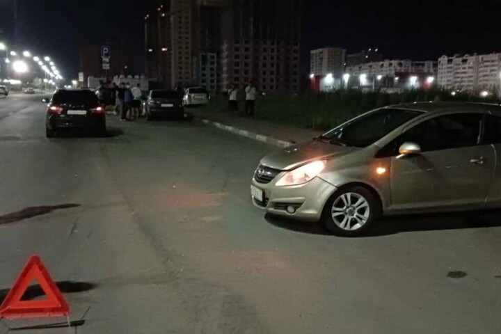Ночью на бульваре Героев Отечества попавший в массовое ДТП автомобиль сбил пешехода