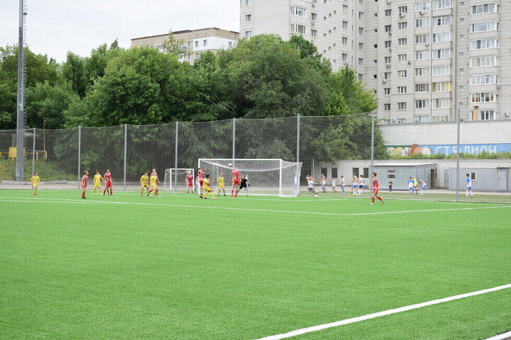 В Саратове после ремонта открыли стадион: ранее на его футбольном поле заменили газон за 21 миллион рублей