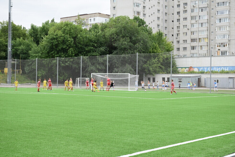 В Саратове после ремонта открыли стадион: ранее на его футбольном поле заменили газон за 20 миллионов рублей