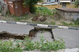 Из-за коммунального прорыва в Волжском районе смыло дорогу во дворе