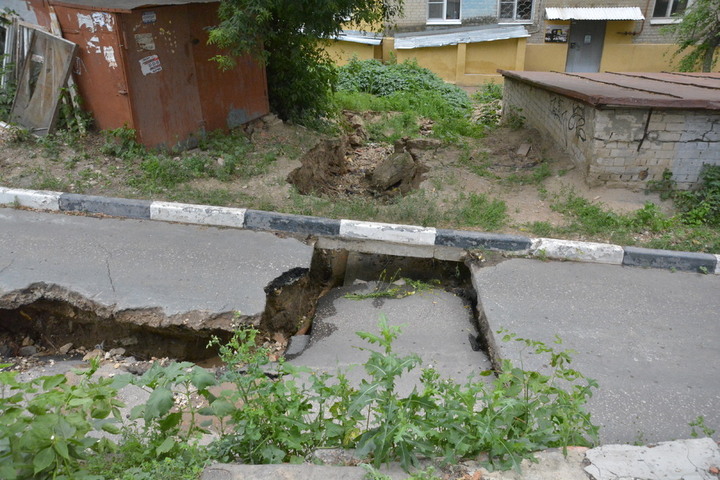 Из-за коммунального прорыва в Волжском районе смыло дорогу во дворе