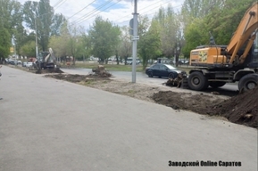 В Заводском районе на месте зеленой зоны делают парковку: по словам местных жителей, в районной администрации никак не препятствуют процессу