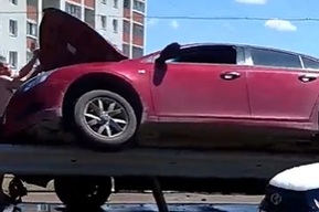 «Бесплатная эстакада»: в Энгельсе автомобиль повис на отбойнике