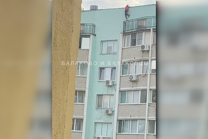 В Балаково мужчина решил перелезть со своего балкона на крышу, сорвался и упал с высоты 10 этажа