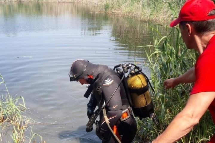 Водолазы достали из водоема в поселке Мокроус тело 47-летнего утопленника