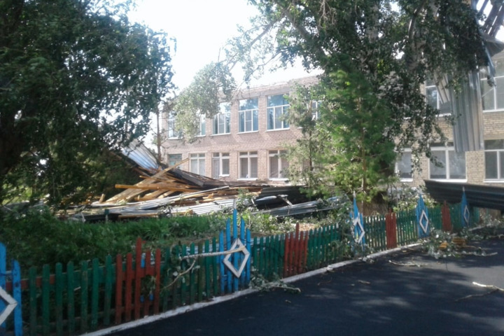 В Питерском районе сильным ветром снесло крышу школы