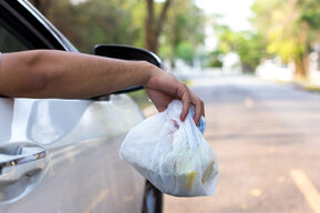 Принят закон о штрафах до 200 тысяч рублей для тех, кто выбрасывает мусор из транспортных средств в неположенных местах. В некоторых случаям будут конфисковывать машины