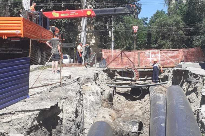 Коммунальщики отчитались о завершении строительства канализационного коллектора по улице Чернышевского